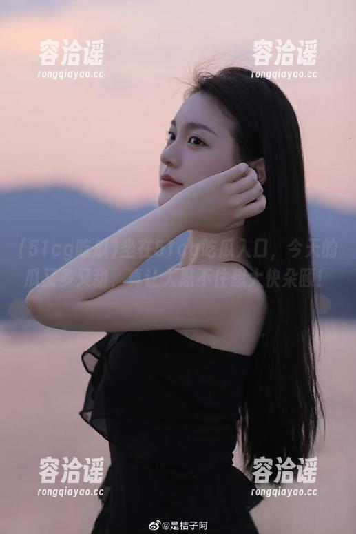 51cg吃瓜 坐在51cg吃瓜入口,今天的瓜又多又甜,真让人忍不住想大快朵颐!