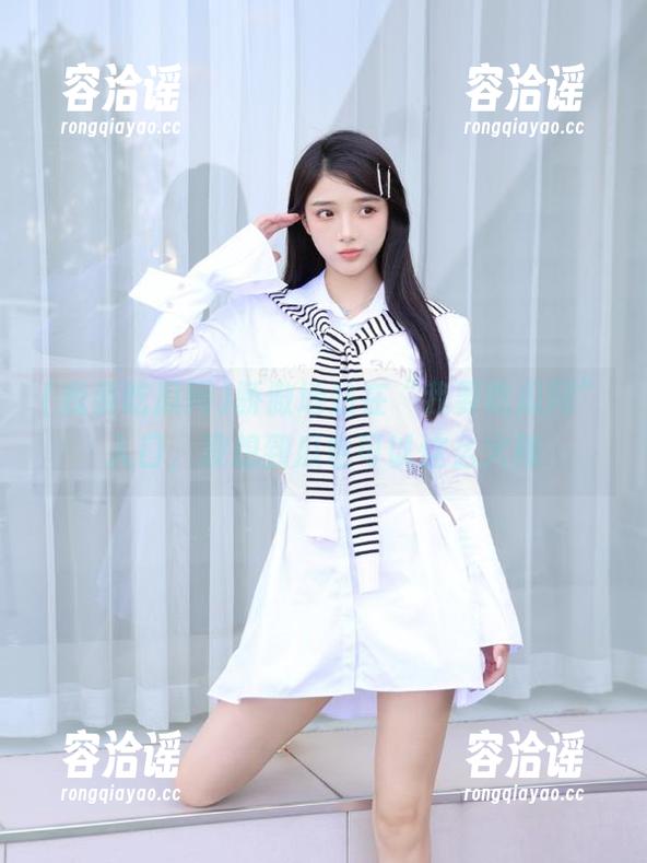 骄傲地站在“我要吃瓜网”入口，没想到瓜也可以这么火辣