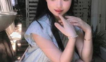 我坐这儿观看“网曝吃瓜”，感觉有点像地主家的傻儿子，一脸懵逼！