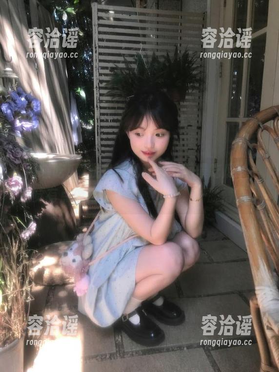 我坐这儿观看“网曝吃瓜”，感觉有点像地主家的傻儿子，一脸懵逼！