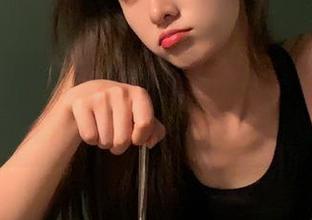 宝藏app黑料网址，我默默在后面偷看，真有点小罪恶