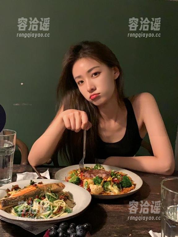 宝藏app黑料网址，我默默在后面偷看，真有点小罪恶