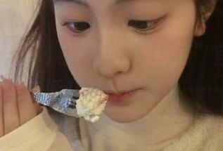 看“黑料网红网”官网，感觉生活在不停刷新中……