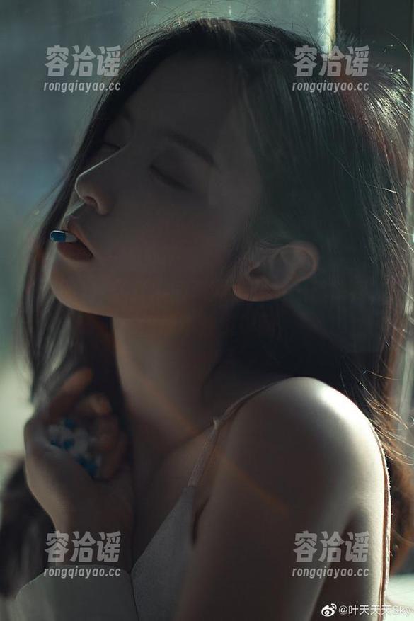 翻开黑网料网页，有一丝头疼，但忍不住继续啊